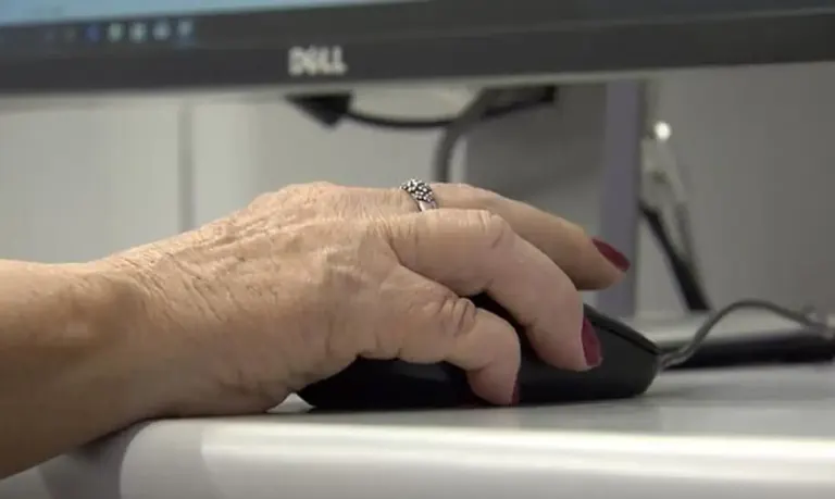 Comissão aprova criação de programa de inclusão digital para pessoas com mais de 60 anos