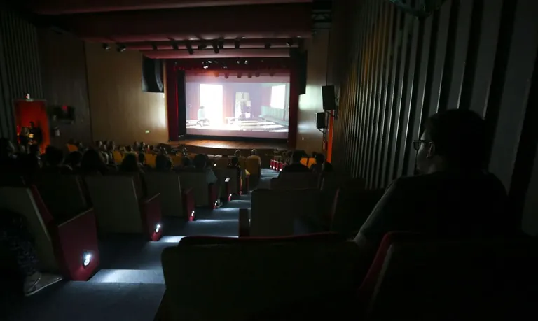 Rádio Nacional entrevista deputado Robério Negreiros sobre lei que garante sessões de cinema adaptadas para autistas