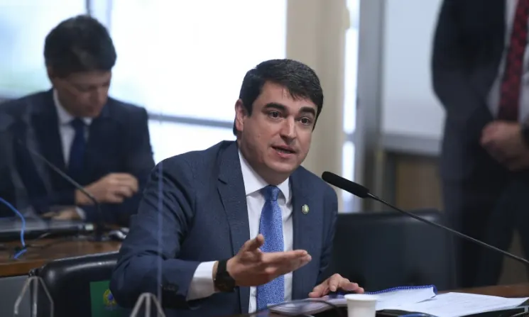 Deputado Robério Negreiros concede cidadania honorária de Brasília ao conselheiro do CNJ Bandeira de Mello