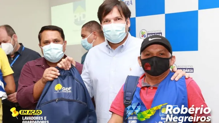 Robério participa da entrega de kits de biolavagem aos guardadores e lavadores de veículos