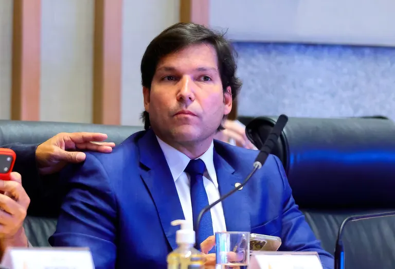 Robério cobra explicações após denúncias de distribuição de material impróprio em escolas do DF