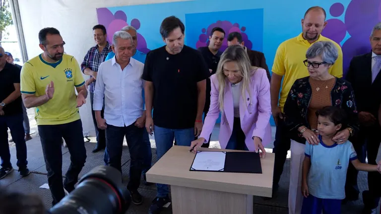 Robério acompanha inauguração de obras e acordo para primeira creche da Fercal