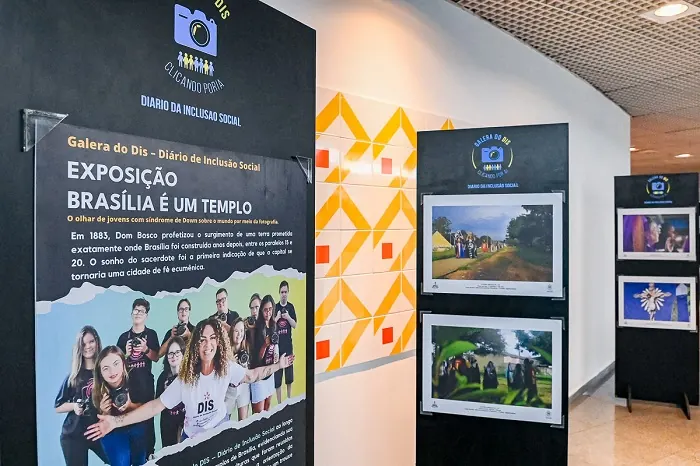 CLDF recebe exposição de fotógrafos PCDs sobre templos de Brasília
