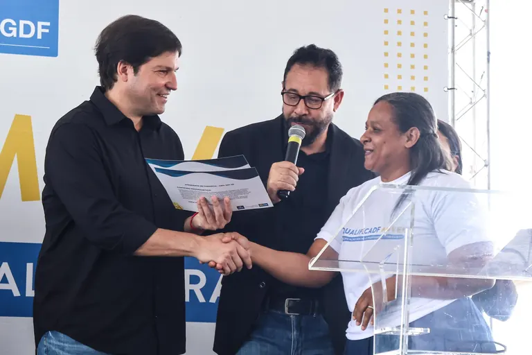 Durante formatura de mais de 600 alunos, Robério parabeniza programa QualificaDF Móvel: “Compromisso com a inclusão”