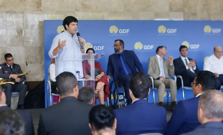 Autor da lei que cria carteira de identificação para autistas, Robério participa de entrega de documentos e defende inclusão