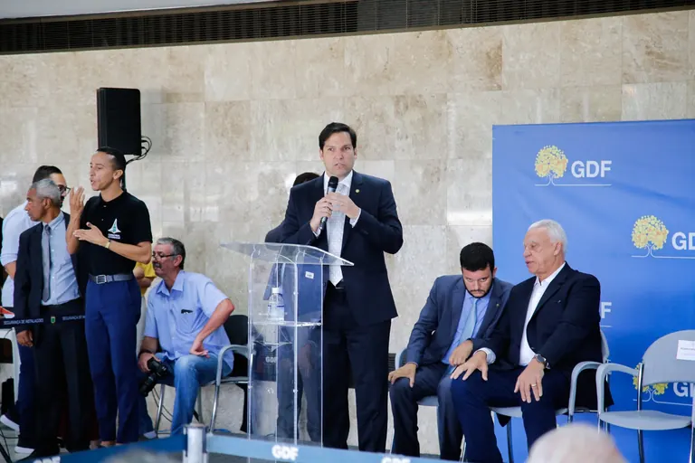 Robério prestigia solenidade de entrega de contratos de regularização de empresas