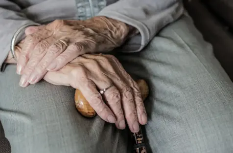 Avança projeto que cria campanha de conscientização sobre depressão da pessoa idosa