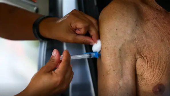 Deputado Robério Negreiros propõe vacina de alta dose contra influenza e VSR para idosos pelo SUS
