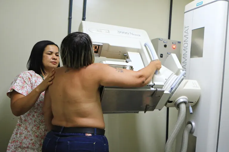 GDF sanciona lei que define prioridades para exames de mamografia