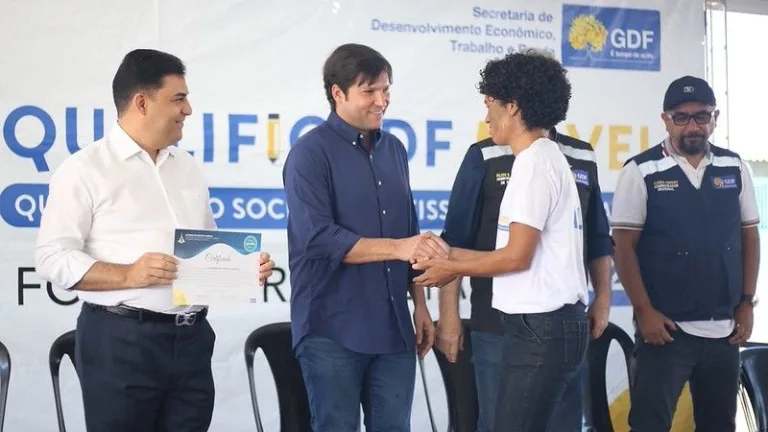 Robério Negreiros cumprimenta uma aluna na entrega de certificados do QualificaDF Móvel, ao lado de representantes da Secretaria de Desenvolvimento Econômico, Trabalho e Renda