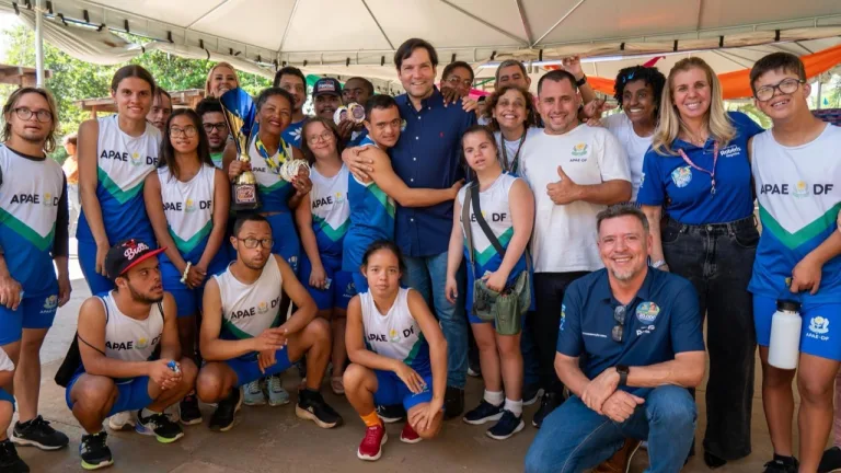 Robério Negreiros em encontro com participantes da APAE-DF