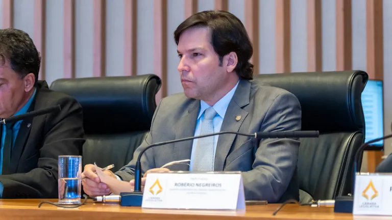 Robério propõe plano individual de acessibilidade para estudantes com baixa visão no DF