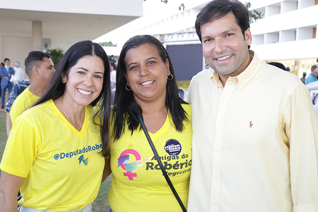 Robério Negreiros com integrantes do grupo Amigas do Robério