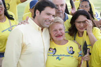 Robério Negreiros com apoiadoras da melhor idade