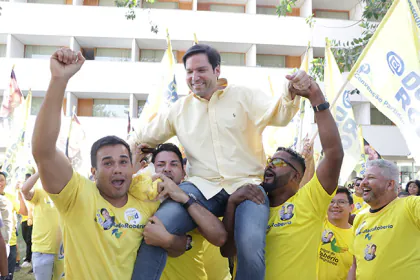 Robério Negreiros erguido por apoiadores em ato de campanha