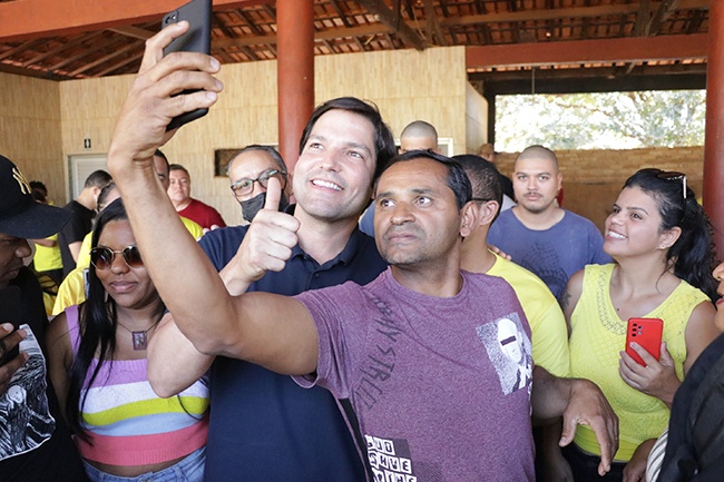 Selfie com apoiadores durante encontro do mandato