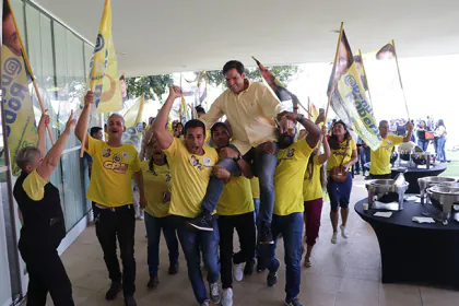 Caminhada com bandeiras em atividade do mandato