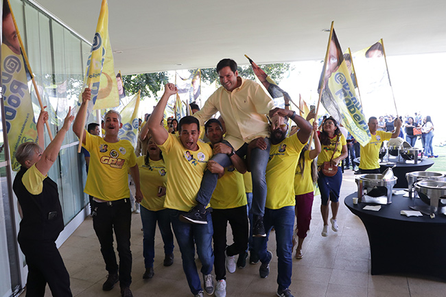 Caminhada com bandeiras em atividade do mandato