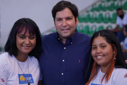 Robério Negreiros com jovens atendidas por programa do GDF