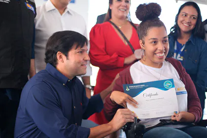 Entrega de certificado a formanda cadeirante de curso de qualificação