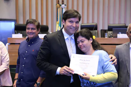 Entrega de Moção de Louvor no plenário da Câmara Legislativa