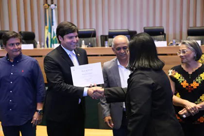Homenagem entregue no plenário da Câmara Legislativa do Distrito Federal