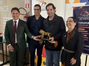 No Dia do Orgulho Autista, Robério recebe premiação por defesa da inclusão no DF