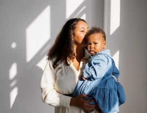 Projeto busca reduzir desigualdade enfrentada por mães solo no mercado de trabalho